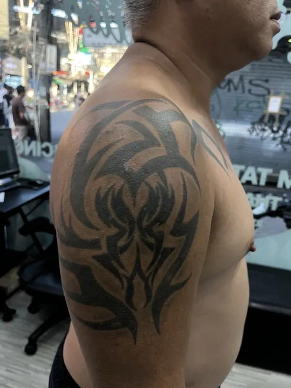 Before: close-up of the black tribal shoulder tattoo before the cover-up